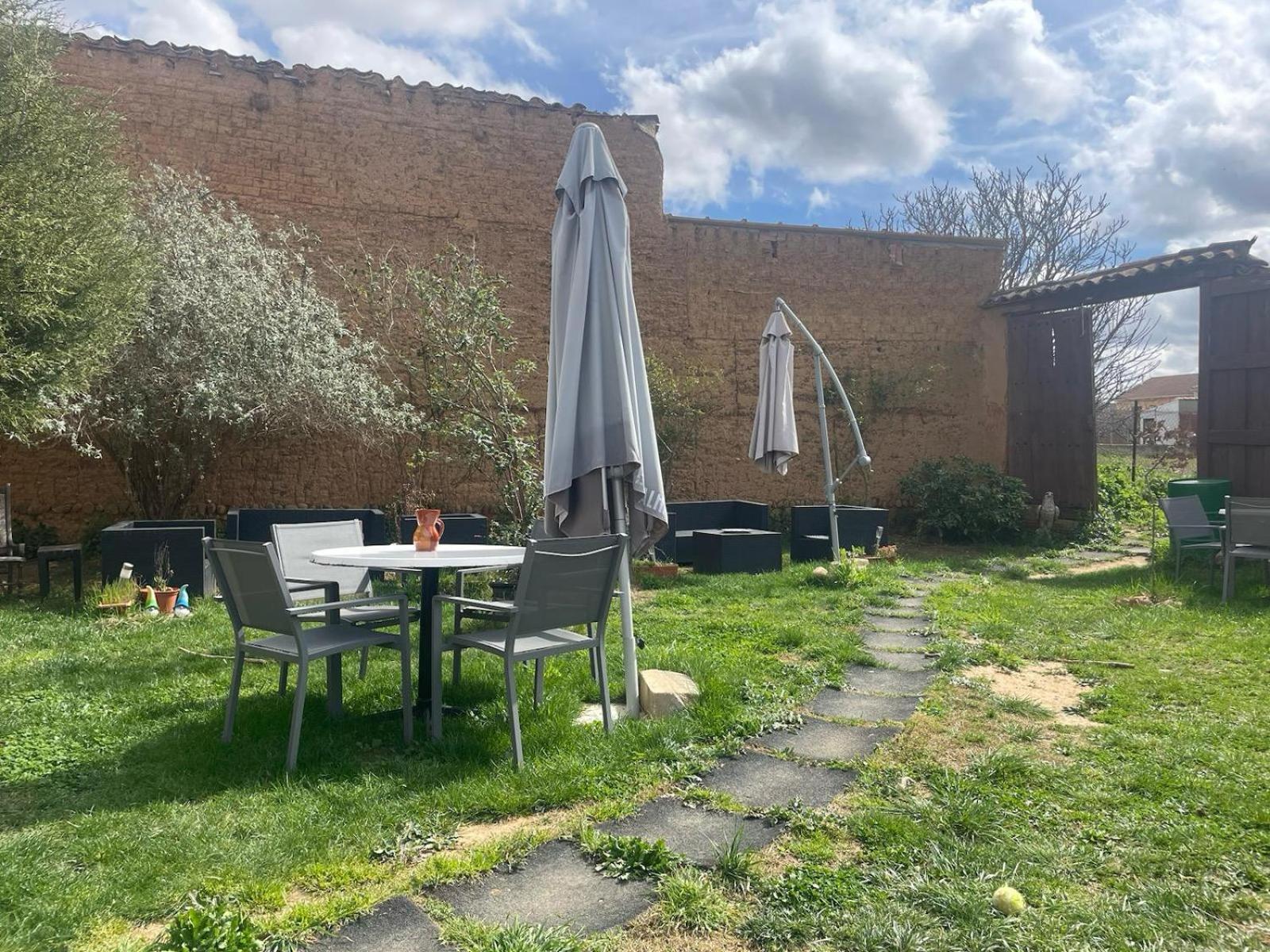 Las Hadas Albergue -Solo Para Peregrinos - Vegano -Bar Reliegos Exterior foto